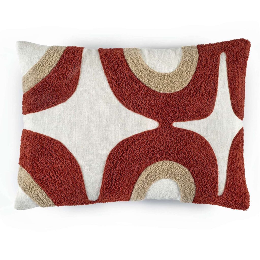 Elitis sierkussen Nirvana CO 228 34 02 met abstract patroon in rood, beige en wit.