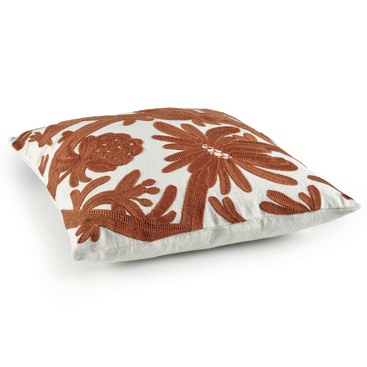 Zijkant van het Elitis sierkussen Paradise co 238 132 01 met roodbruine bloemen op een witte ondergrond.