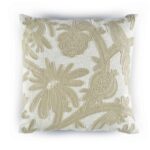 Vierkant Elitis sierkussen Paradise co 238 18 01 met beige geborduurd bloemenmotief op een witte achtergrond.