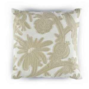 Vierkant Elitis sierkussen Paradise co 238 18 01 met beige geborduurd bloemenmotief op een witte achtergrond.