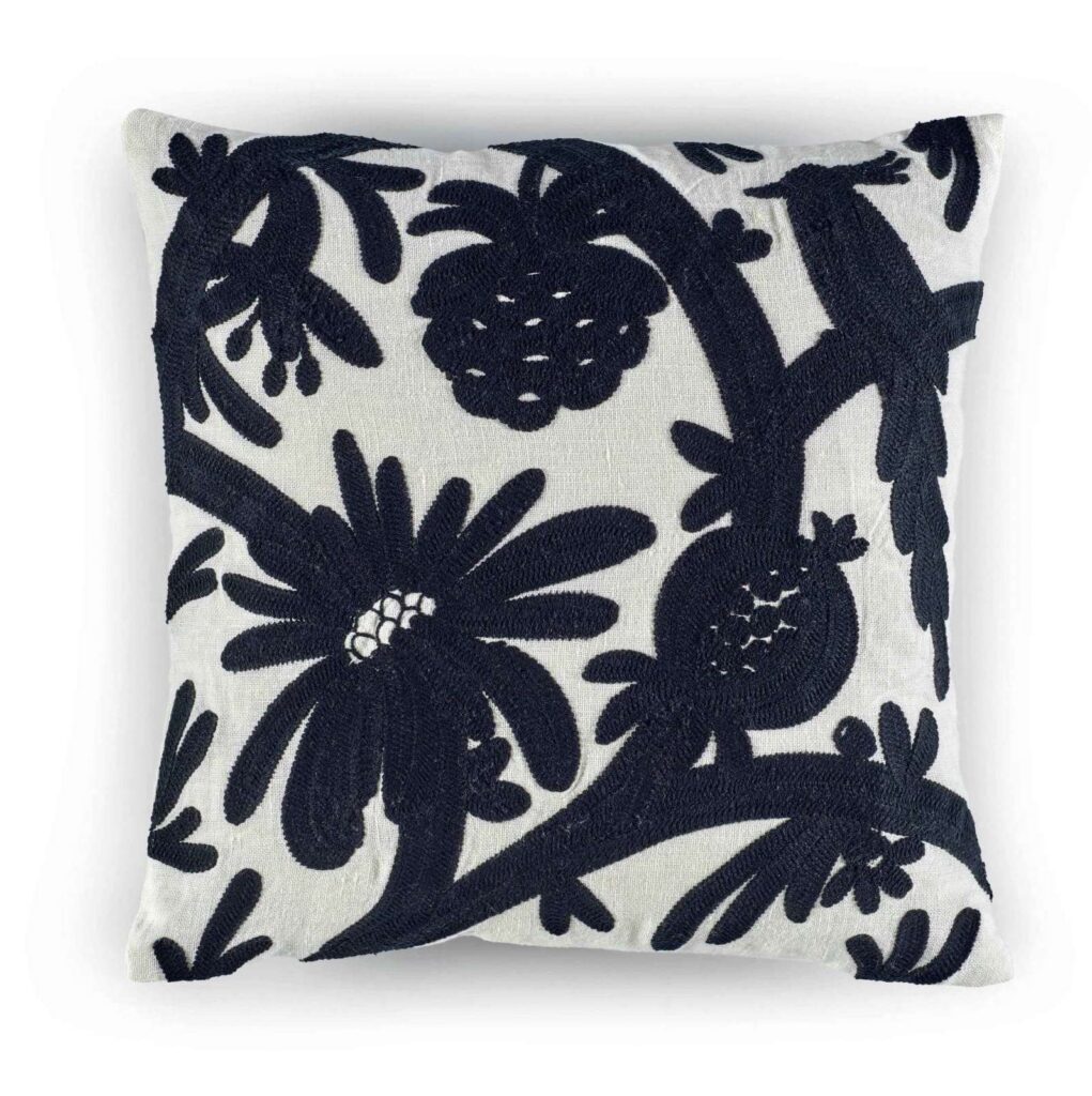 Sierkussen Elitis Paradise co 238 81 01 met zwart bloemen- en fruitmotief op een witte achtergrond.