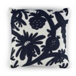 Sierkussen Elitis Paradise co 238 81 01 met zwart bloemen- en fruitmotief op een witte achtergrond.