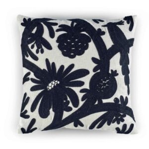 Sierkussen Elitis Paradise co 238 81 01 met zwart bloemen- en fruitmotief op een witte achtergrond.