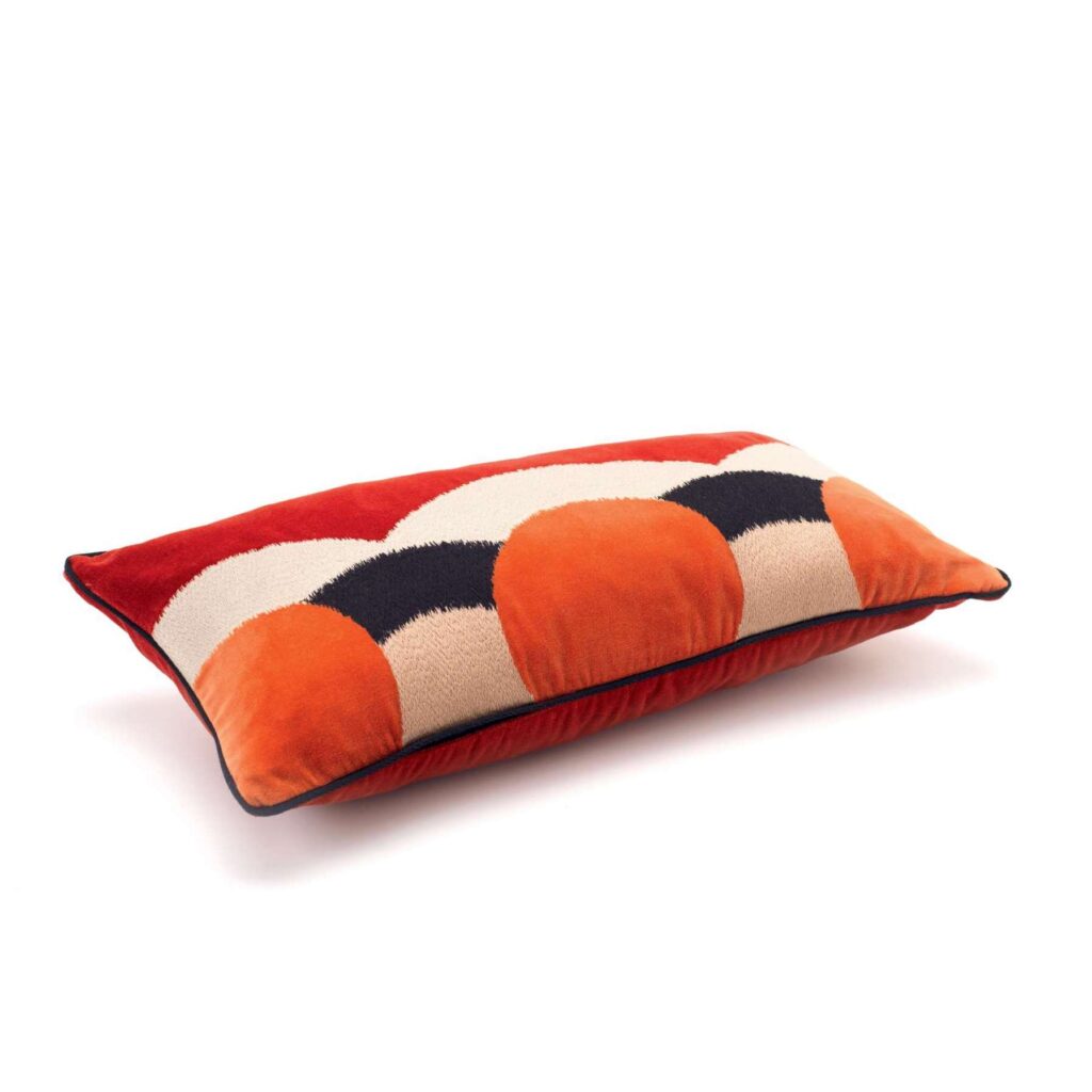Rechthoekig Elitis Celestine sierkussen CO-252-37-07 met rood, oranje, crème en zwart golvend patroon, zijaanzicht.