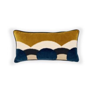 Rechthoekig Elitis sierkussen Celestine CO-252-40-07 met een geometrisch patroon in mosterdgeel, crème, zwart en donkerblauw.