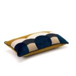 Rechthoekig Elitis sierkussen Celestine CO 252 40 07 met een grafisch patroon in blauw, beige en okergeel, zijaanzicht.