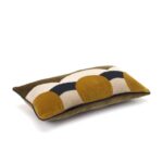 Rechthoekig Elitis sierkussen Celestine CO-252-67-07 met grafisch patroon in okergeel, beige en donkerblauw, zijaanzicht.