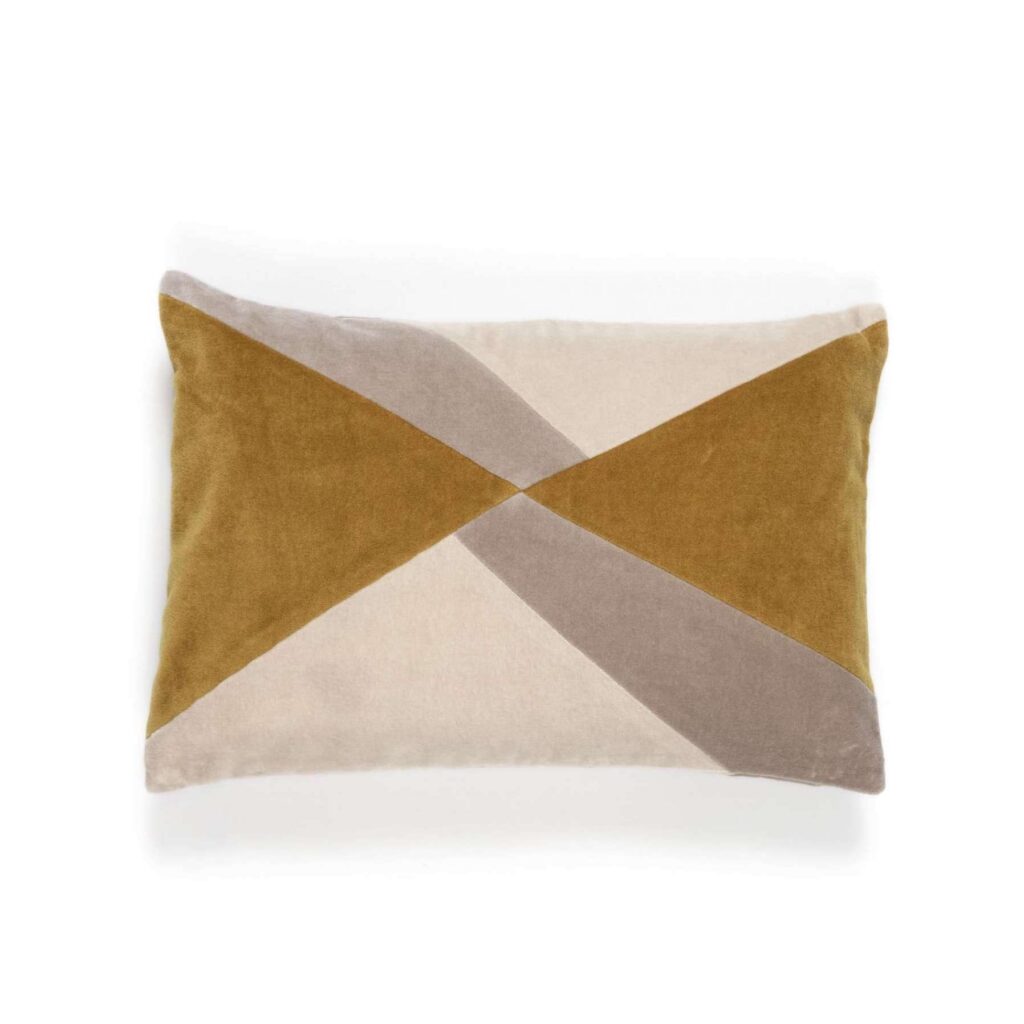 Rechthoekig Elitis sierkussen Clio CO 240 22 04 met geometrisch patroon in beige, okergeel en grijstinten.