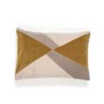Rechthoekig Elitis sierkussen Clio CO 240 22 04 met geometrisch patroon in beige, okergeel en grijstinten.