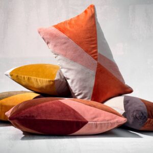 Stapel Elitis sierkussens Clio in warme sfeer kleuren zoals oranje, roze en okergeel.