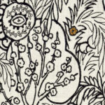 Gedetailleerd geborduurde Elitis-stof LZ 861 01 met zwart-witte botanische en symbolische motieven op een lichte achtergrond.