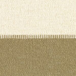 Detail van Elitis-stof Rosarito LR 356 05 met een horizontale tweekleurige structuur in beige en olijfgroen.