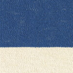 Detailopname van Elitis-stof Rosarito LR 356 41 met een grof geweven textuur in blauw en gebroken wit.