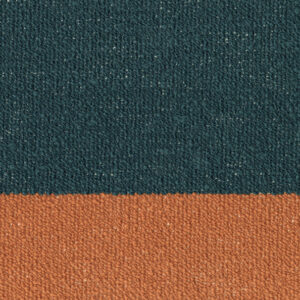 Detail van Elitis-stof Rosarito LR 356 67 met een horizontale kleurverdeling in donkergroen en roestoranje.