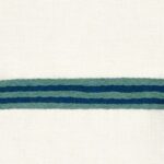 Crèmekleurige Elitis Acosta Casilda-stof met horizontale blauwgroene en donkerblauwe geweven strepen.