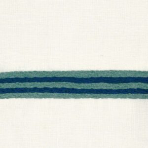 Crèmekleurige Elitis Acosta Casilda-stof met horizontale blauwgroene en donkerblauwe geweven strepen.