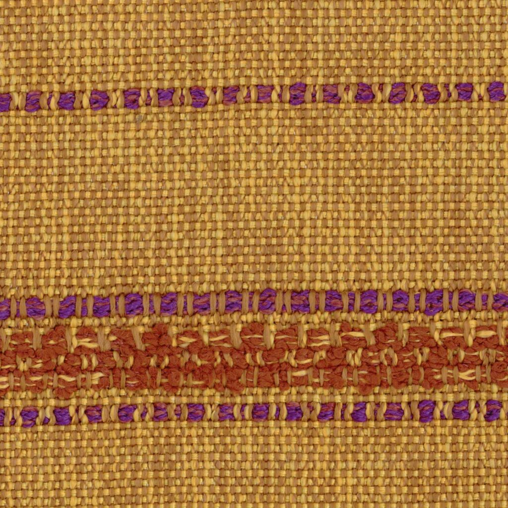 Detail van Elitis-stof Acosta Mendoza OD 138-22 met een grof geweven structuur in okergeel, paars en roestrood.