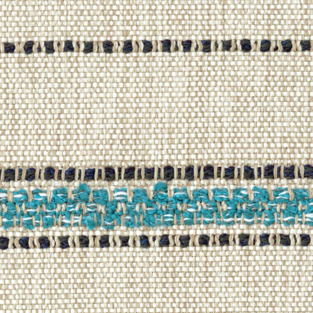 Close-up van Elitis-stof Acosta Mendoza OD 138 45 met een grof geweven structuur en horizontale turquoise en zwarte strepen.