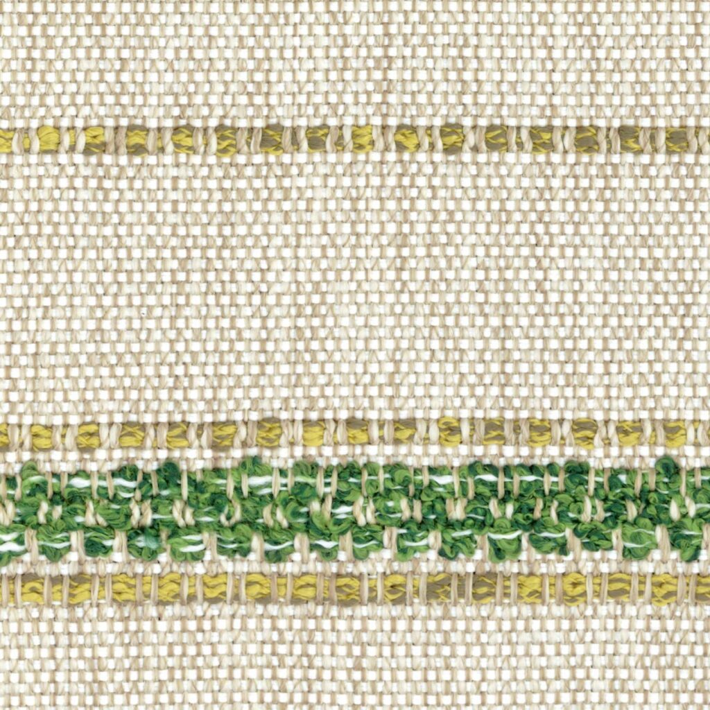 Detail van Elitis-stof Acosta Mendoza OD 138 62 met beige geweven structuur en horizontale groene en gele accenten.