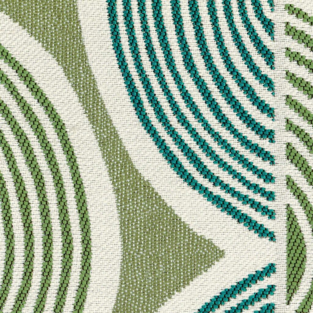 Detail van Elitis-stof Acosta Paraná OD 142 62 met een patroon van gebogen groene en turquoise lijnen op een beige achtergrond.