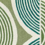 Detail van Elitis-stof Acosta Paraná OD 142 62 met een patroon van gebogen groene en turquoise lijnen op een beige achtergrond.
