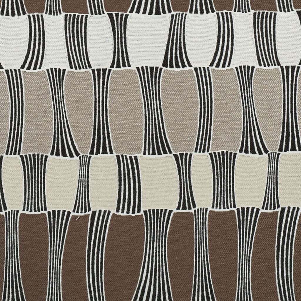 Decoratieve Elitis-stof Acosta Santa Cruz OD 141 05 met golvend geometrisch patroon in bruin-, beige- en crèmetinten.
