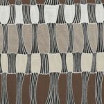 Decoratieve Elitis-stof Acosta Santa Cruz OD 141 05 met golvend geometrisch patroon in bruin-, beige- en crèmetinten.