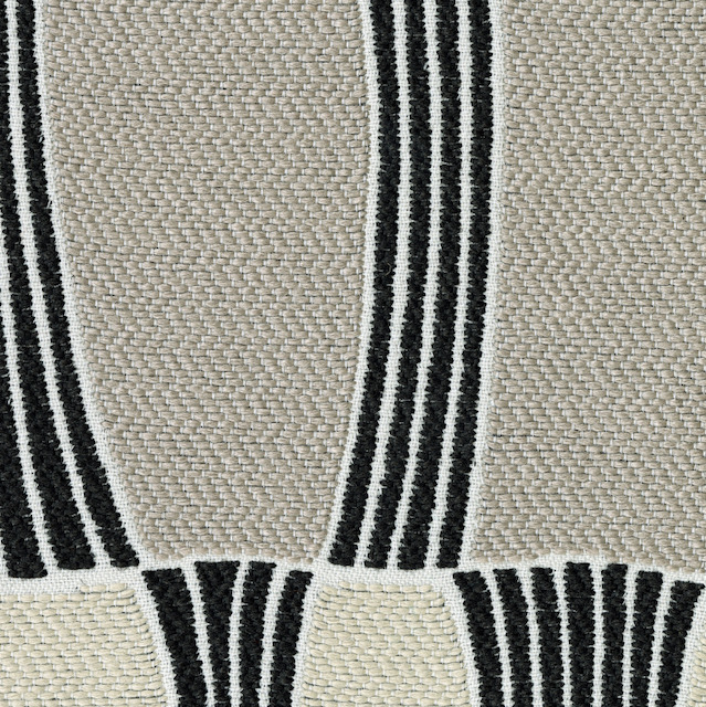 Detail van Elitis-stof Acosta Santa Cruz OD 141 05 met een geweven patroon van beige vlakken en zwarte verticale strepen.