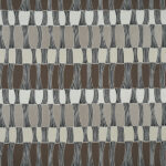 Geweven stofpatroon van Elitis Acosta Santa Cruz OD 141 05 met abstracte, golvende verticale strepen in neutrale bruine en beige tinten.