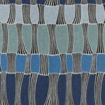 Textielpatroon van de Elitis-stof Acosta Santa Cruz OD 141 45 met golvende vormen in blauw-, groen- en grijstinten en zwarte lijnen.