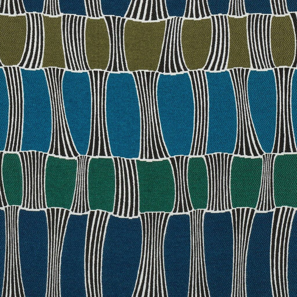 Textielpatroon van Elitis-stof Acosta Santa Cruz OD 141 62 met golvende verticale vormen in blauw, groen en olijf met zwarte en witte lijnen.
