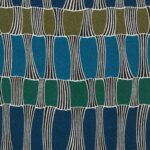 Textielpatroon van Elitis-stof Acosta Santa Cruz OD 141 62 met golvende verticale vormen in blauw, groen en olijf met zwarte en witte lijnen.