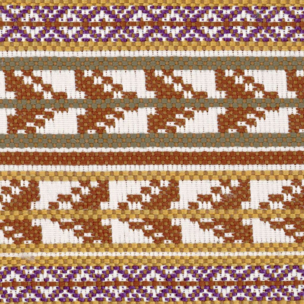 Gedetailleerde geweven Elitis-stof Acosta Santa Rosa OD 137-22 met geometrisch patroon in bruin, wit, paars en goud.