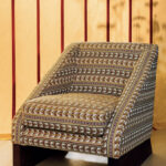 Fauteuil bekleed met Elitis-stof Acosta Santa Rosa OD 137-22 in een warme, etnisch geïnspireerde print.