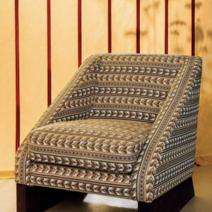 Fauteuil bekleed met Elitis-stof Acosta Santa Rosa OD 137-22 in een warme, etnisch geïnspireerde print.