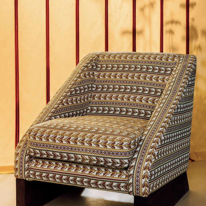 Fauteuil bekleed met Elitis-stof Acosta Santa Rosa OD 137-22 in een warme, etnisch geïnspireerde print.