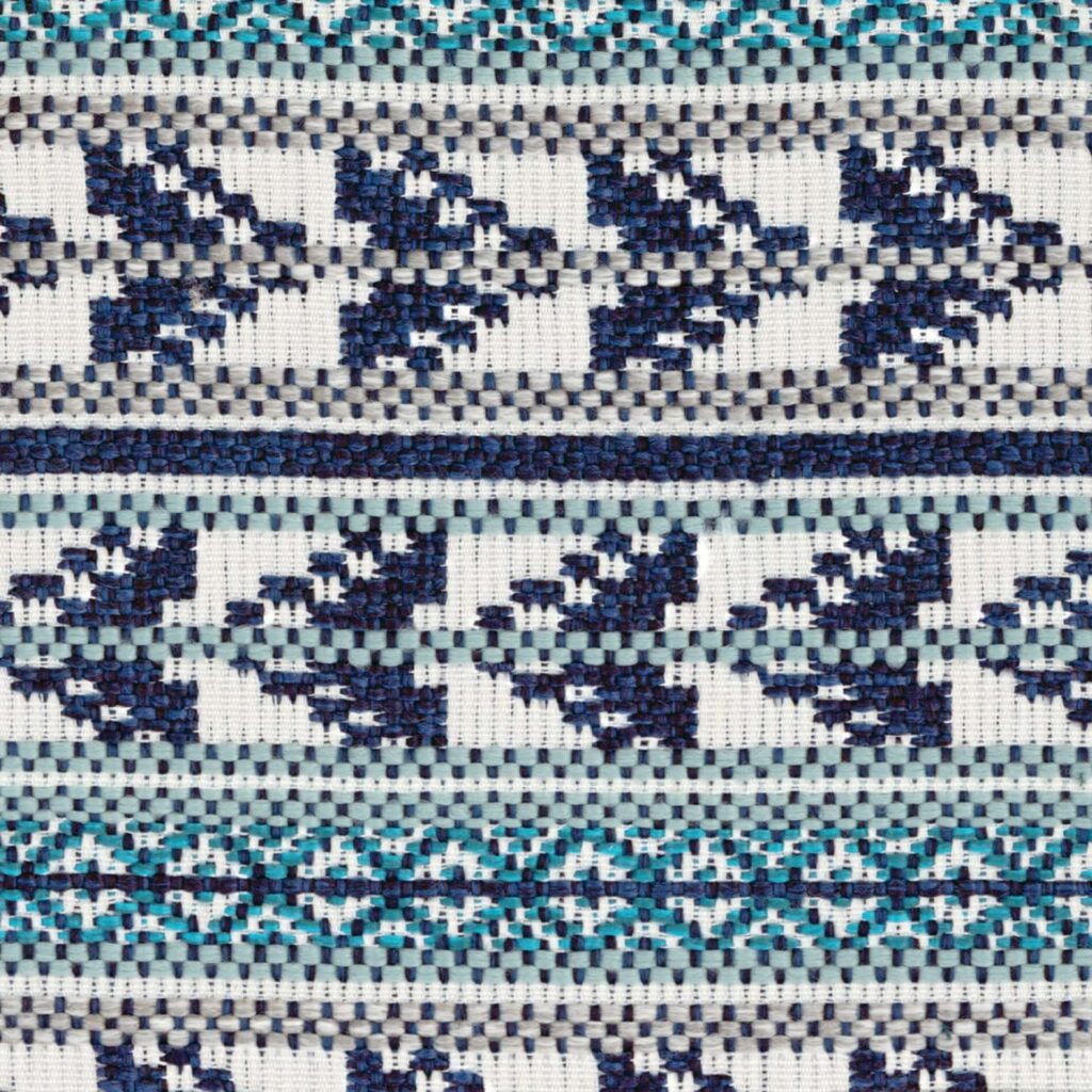 Detail van Elitis-stof Acosta Santa Rosa OD 137 45 met een geweven patroon in blauw, turquoise en wit.