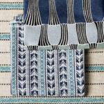 Combinatie van Elitis-stoffen uit de Acosta Santa Rosa OD 137-45 collectie met diverse blauwe en turquoise patronen op geweven textiel.