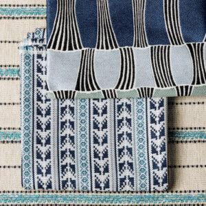 Combinatie van Elitis-stoffen uit de Acosta Santa Rosa OD 137-45 collectie met diverse blauwe en turquoise patronen op geweven textiel.