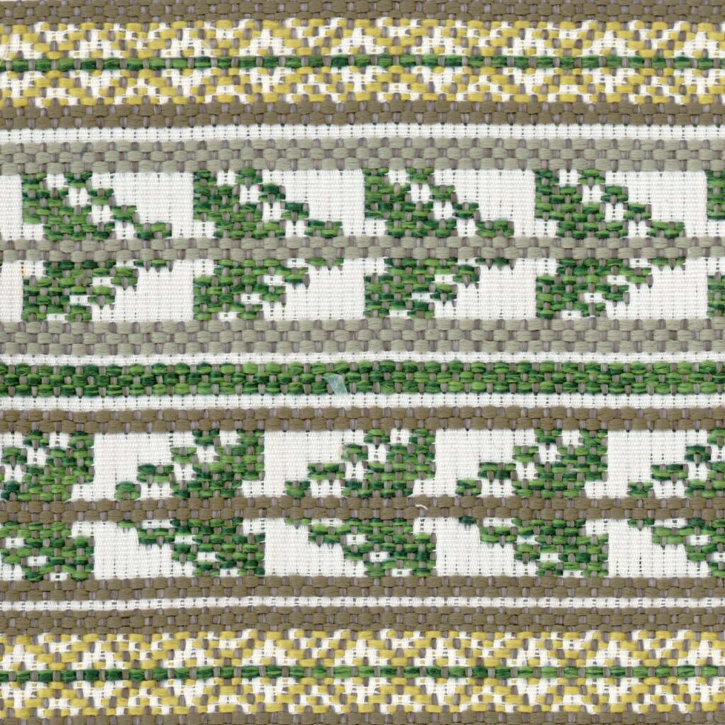 Detail van de Elitis-stof Acosta Santa Rosa OD 137-62 met groen, wit, geel en bruin geometrisch en bladachtig geweven patroon.