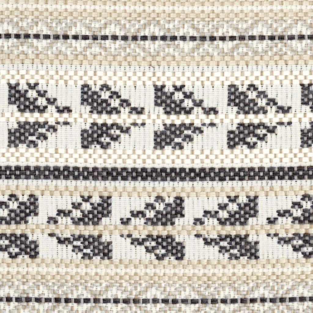 Detailopname van Elitis-stof Acosta Santa Rosa OD 137-85 met een beige, witte en zwarte geweven patroon.