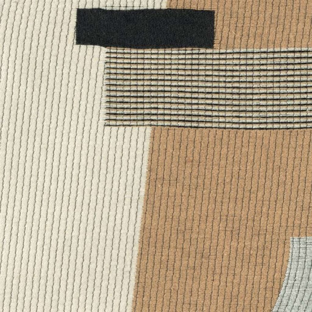 Detail van Elitis-stof Alchimia Corso LR 343 01 met abstract patroon in beige, zwart en neutrale tinten.