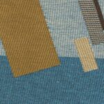 Detail van Elitis-stof Alchimia Corso LR 343 49 met grafische, geweven patronen in blauw, bruin en okergeel.