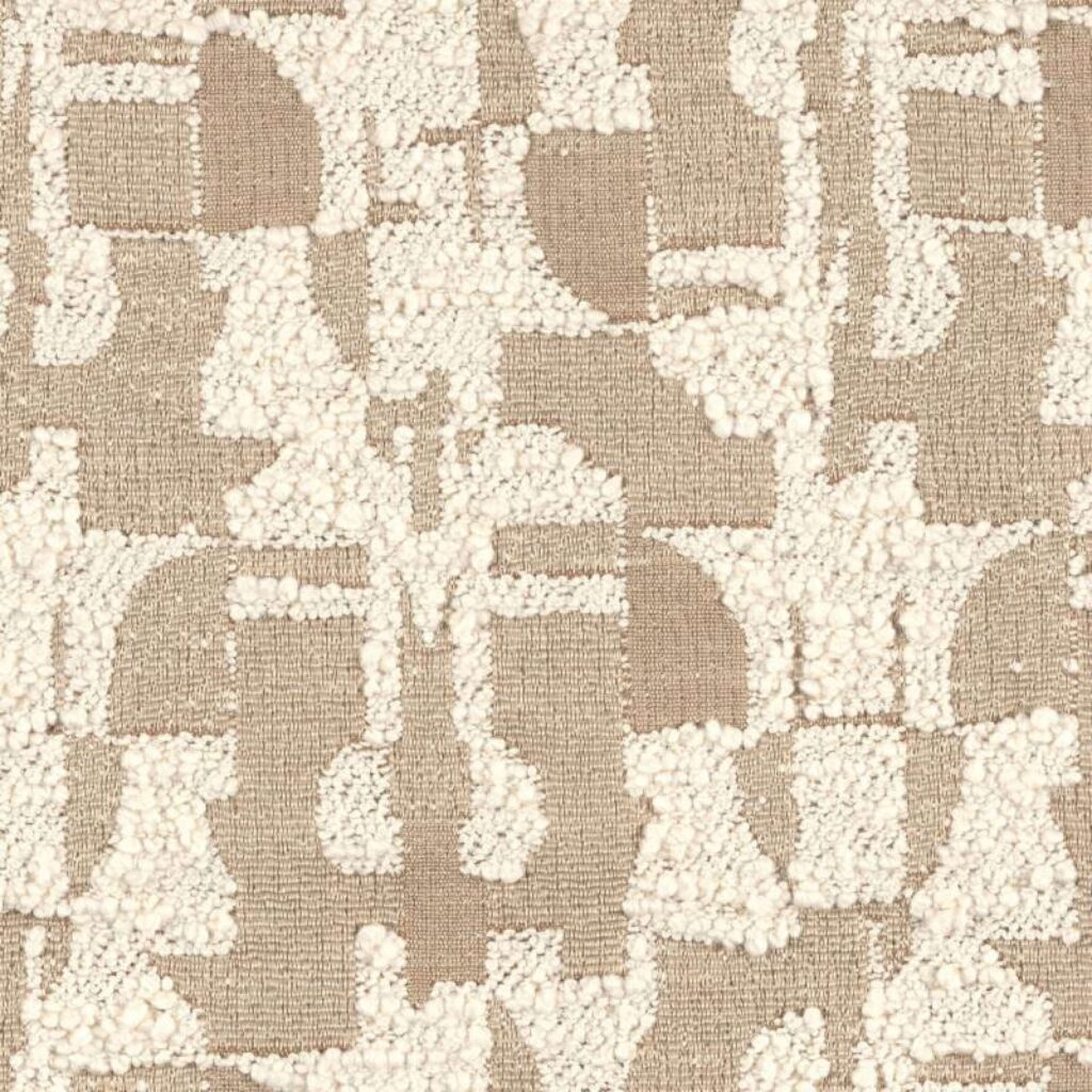 Beige en crèmekleurige stof met een abstract patroon en reliëfstructuur uit de Elitis Alchimia Giorgio collectie.