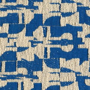 Detail van de Elitis-stof Alchimia Giorgio LR 344 45 met abstract patroon in blauw en crème.