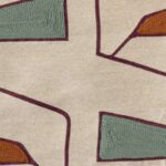 Detail van Elitis-stof Alchimia Grafico LZ 889 35 met abstract patroon in groen, oranje en bordeaux op beige achtergrond.