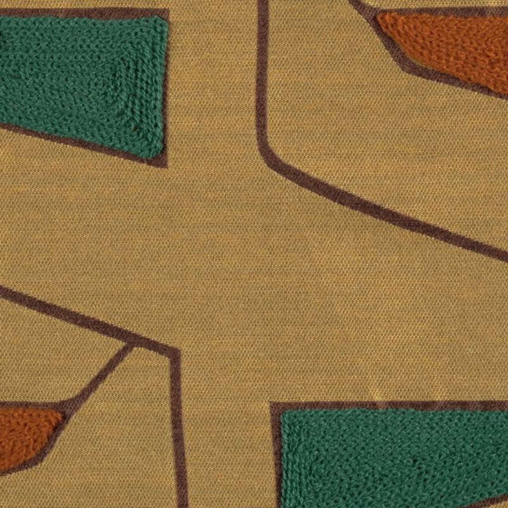 Detail van de Elitis-stof Alchimia Grafico LZ 889 67 met geometrisch patroon in okergeel, bruin, groen en oranje.