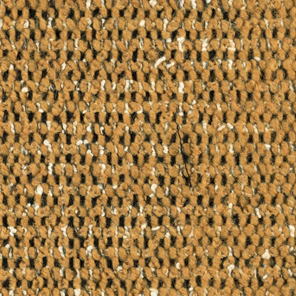 Close-up van de Elitis-stof Alchimia Intreccio LR 341 24 met een grofgeweven structuur in okergeel, zwart en wit.