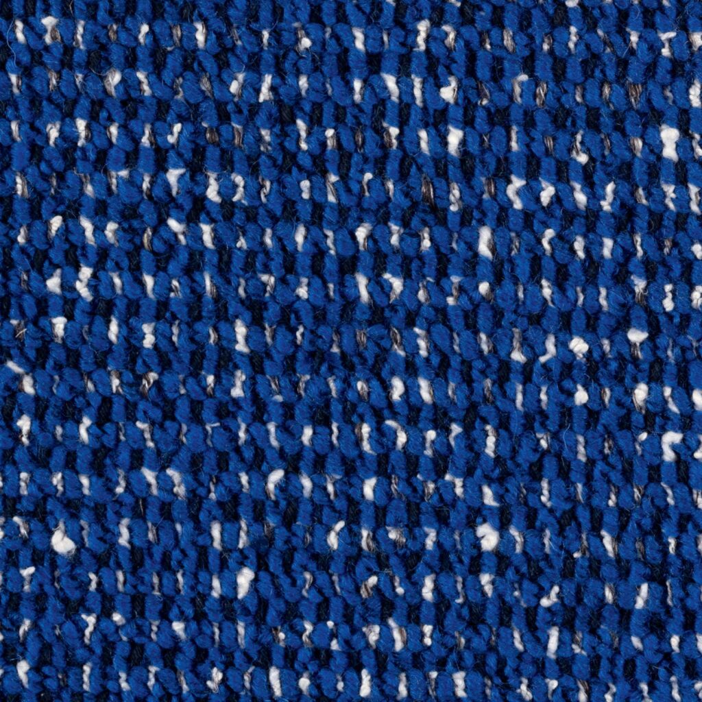 Grof geweven Elitis-stof Alchimia Intreccio LR 341 45 in diepblauw met zwarte en witte accenten.