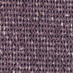 Close-up van de paarse geweven Elitis-stof Alchimia Intreccio LR 341 55 met een grove textuur.